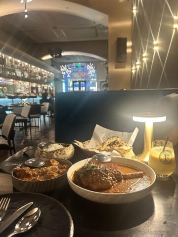 Farzi Caféの伝統的なスパイスや香りの料理