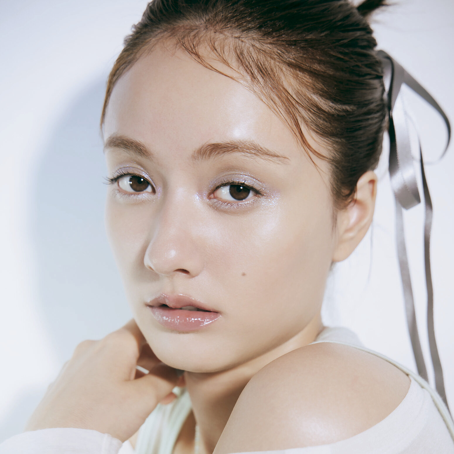 推しへの愛をメイクにも♡ “メンカラ”のラメシャドウきらめく「推し活」メイク【谷まりあ】