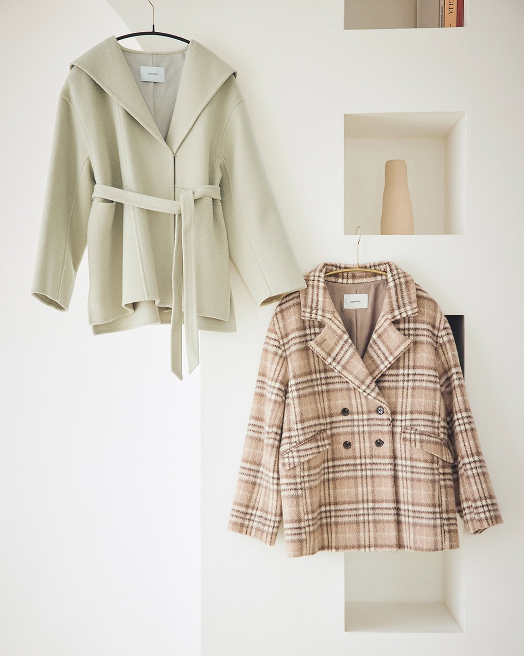 森香澄さんが纏う。 小柄さんのおしゃれがもっと楽しくなる。 スタイルアップが叶う！「COHINA」の本命コート3選