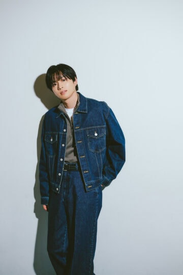 デニムジャケットを着た若い男性のファッションフォト.