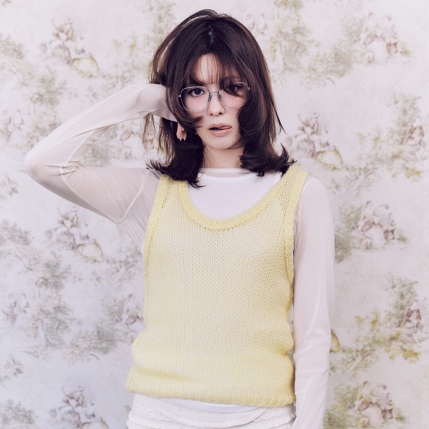 【2025年冬トレンド】今季は”チラ見せ”がカギ！大人フェミニンを叶える旬コーデ＆アイテム