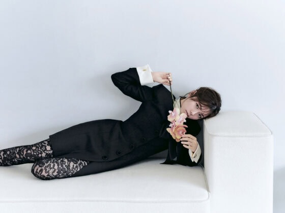 【小芝風花】媚びないムードで「ヴァレンティノ ガラヴァーニ」を纏う。