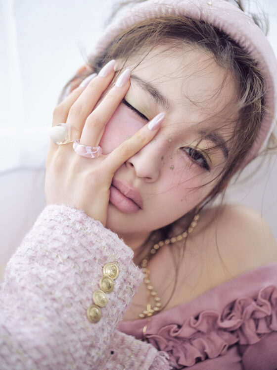 指先まで抜かりなく！「サテンネイル」に合う最新フェミニン小物12選