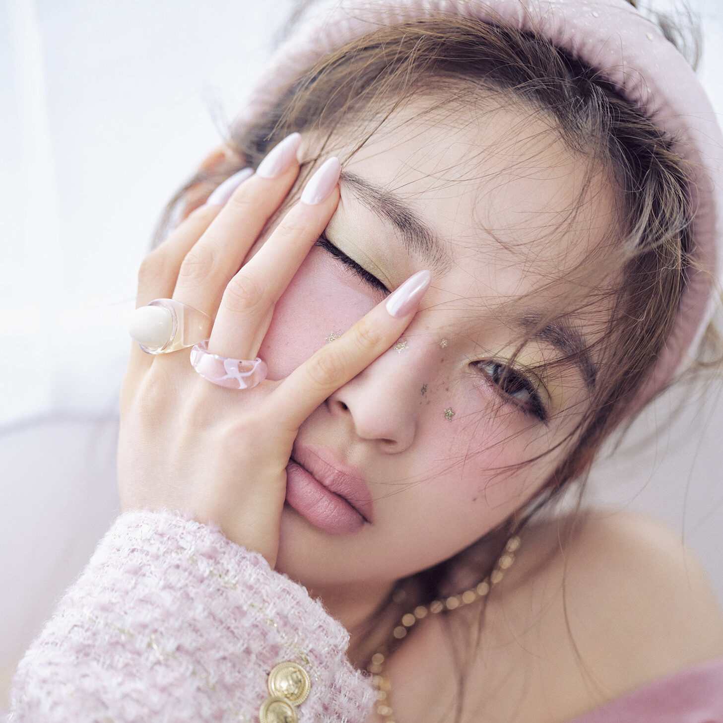 指先まで抜かりなく！「サテンネイル」に合う最新フェミニン小物12選