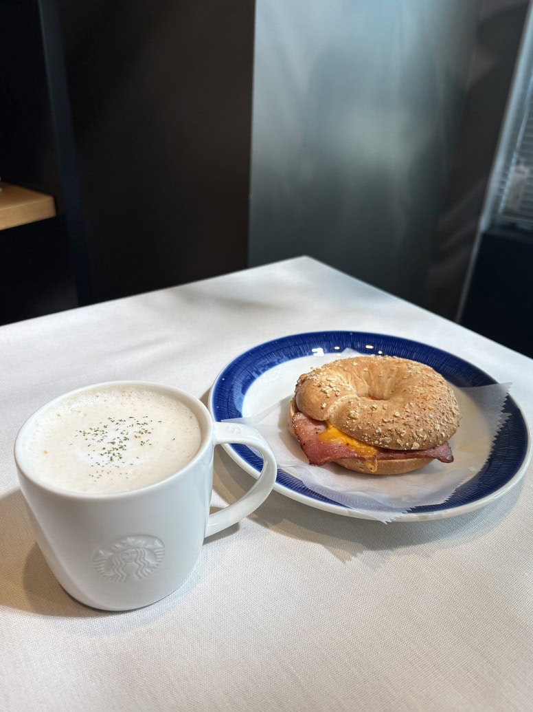 トリュフ スープチーノ、ベーコンエッグチーズ ベーグルサンド