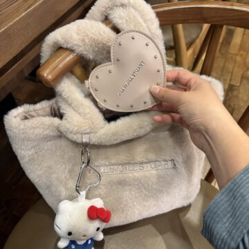 ジル バイ ジルスチュアート　ふわふわファーバッグ、ハートポーチチャーム