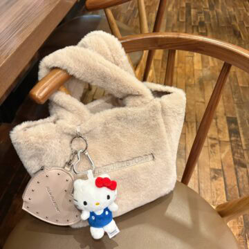 ジル バイ ジルスチュアート　ふわふわファーバッグ、ハートポーチチャーム