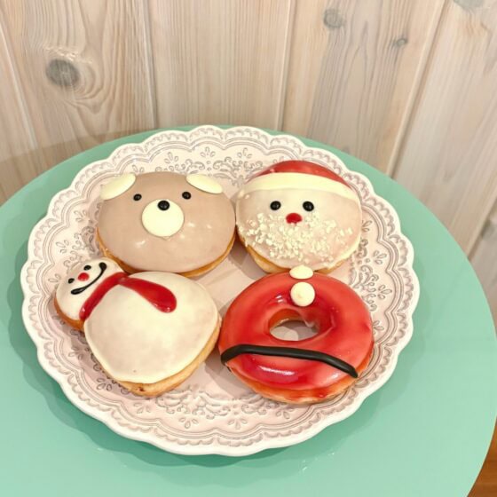【クリスピー・クリーム･ドーナツ】2つ並べると“全身サンタ”に♡ 遊び心たっぷりホリデー限定ドーナツ4種を食べ比べ！