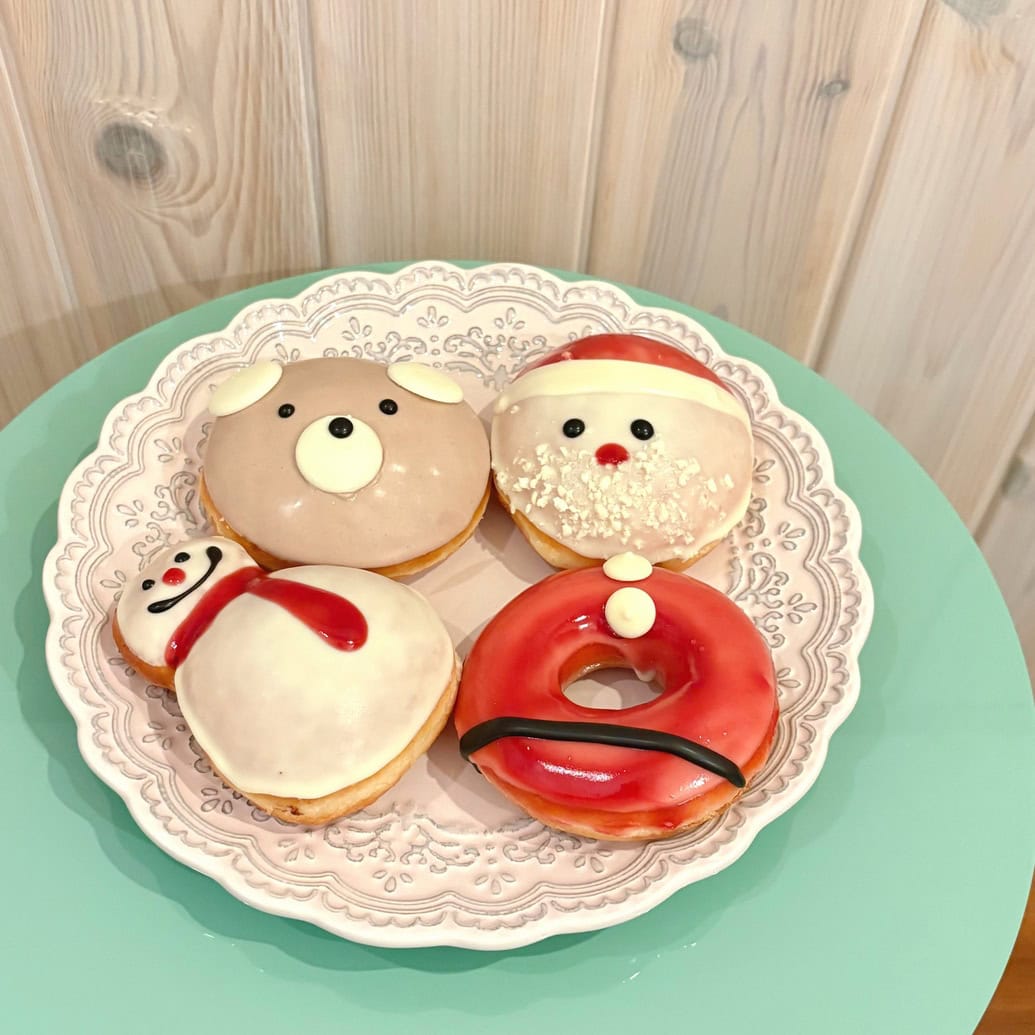 【クリスピー・クリーム･ドーナツ】2つ並べると“全身サンタ”に♡ 遊び心たっぷりホリデー限定ドーナツ4種を食べ比べ！