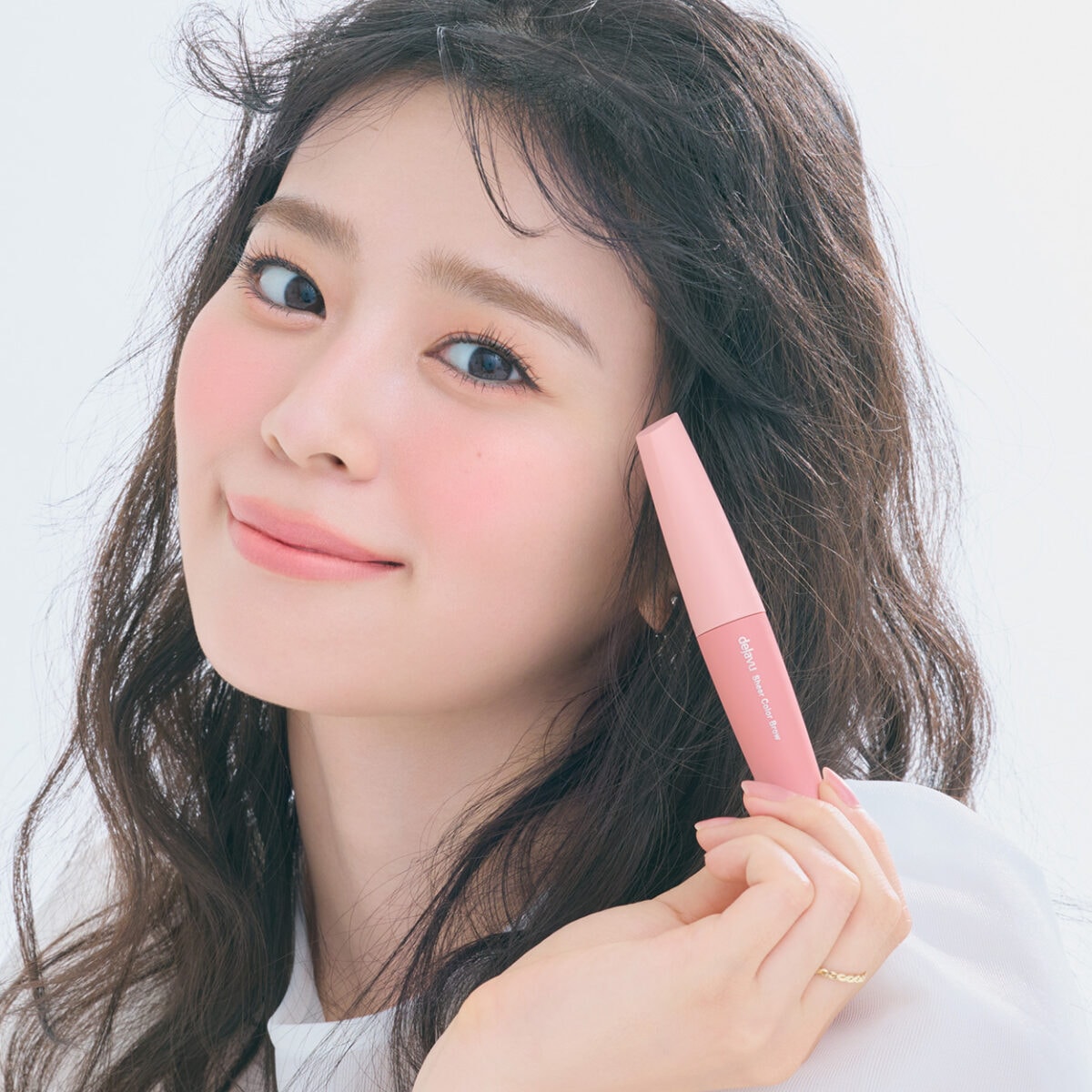 【超ときめき♡宣伝部・坂井仁香もメロメロ！】 塗った感のない水彩仕上げで究極ナチュラル眉！ デジャヴュから「シアーカラーブロウ」が誕生