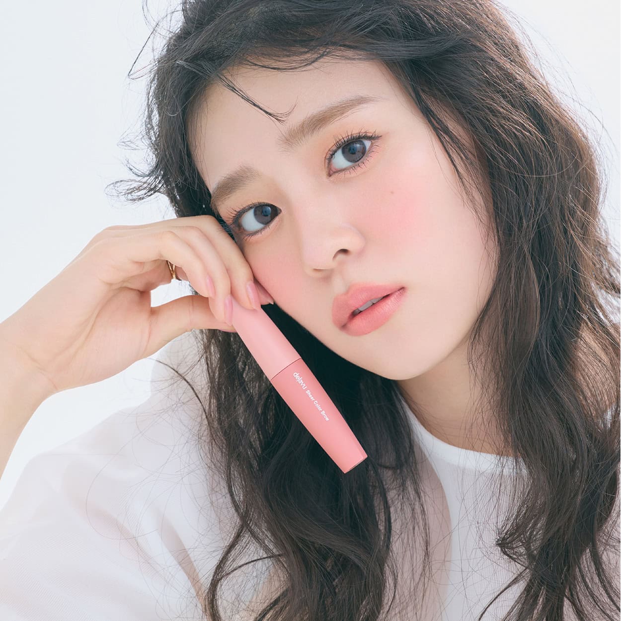 【超ときめき♡宣伝部・坂井仁香もメロメロ！】 塗った感のない水彩仕上げで究極ナチュラル眉！ デジャヴュから「シアーカラーブロウ」が誕生