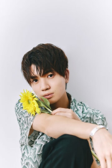 髙地優吾フォト約600枚 高地優吾、『Eye-Ai』ソロ表紙で甘く涼しげピンクコーデ Travis Japan