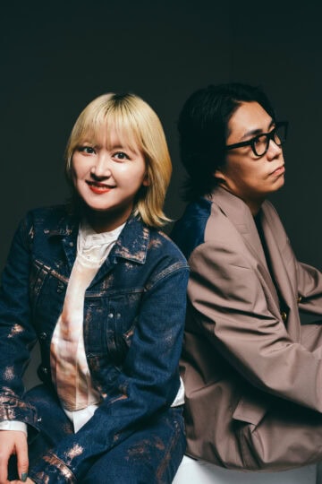 PrimeVideo『セフレと恋人の境界線』スタジオMCを務めるラランドのサーヤと令和ロマンの髙比良くるま