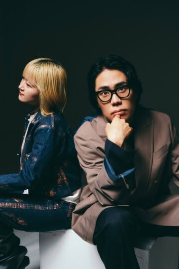 PrimeVideo『セフレと恋人の境界線』スタジオMCを務めるラランドのサーヤと令和ロマンの髙比良くるま