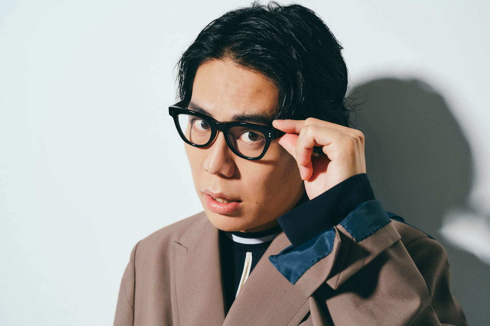 PrimeVideo『セフレと恋人の境界線』スタジオMCを務める令和ロマンの髙比良くるま