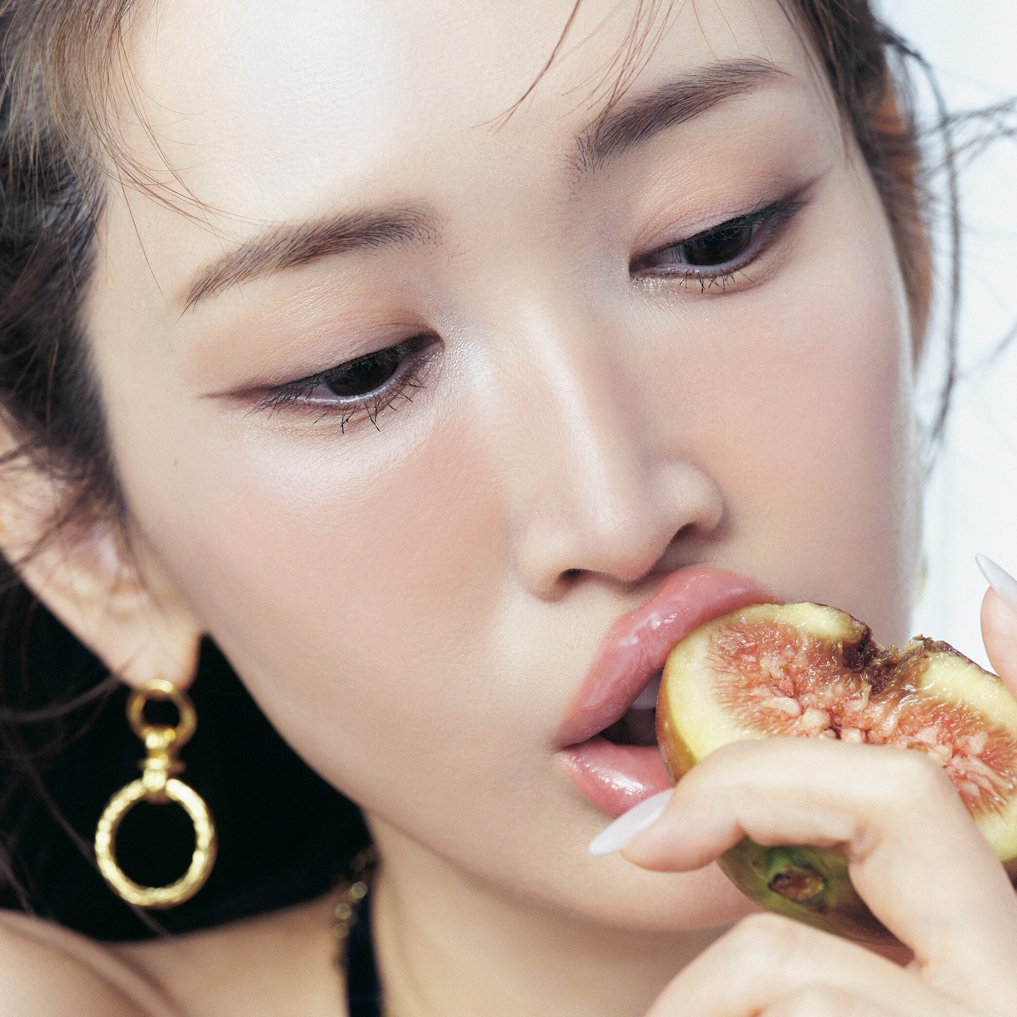 ぷるんと艶やか“紗栄子リップ”の秘密♡ ヘアメイク・KENJIさん直伝「最新リップメイク術」を徹底解剖！