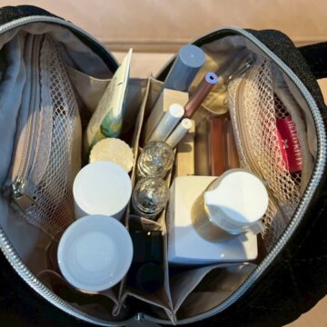 ハローキティ × ブリルミー　中身が見えて時短がかなうズボラに優しいコスメポーチ VELOUR BLACK ver.