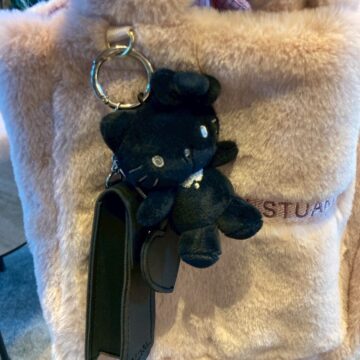 ハローキティ × ブリルミー　いつでもササッとお直しできるズボラに優しいミラー付きリップチャーム BLACK ver.