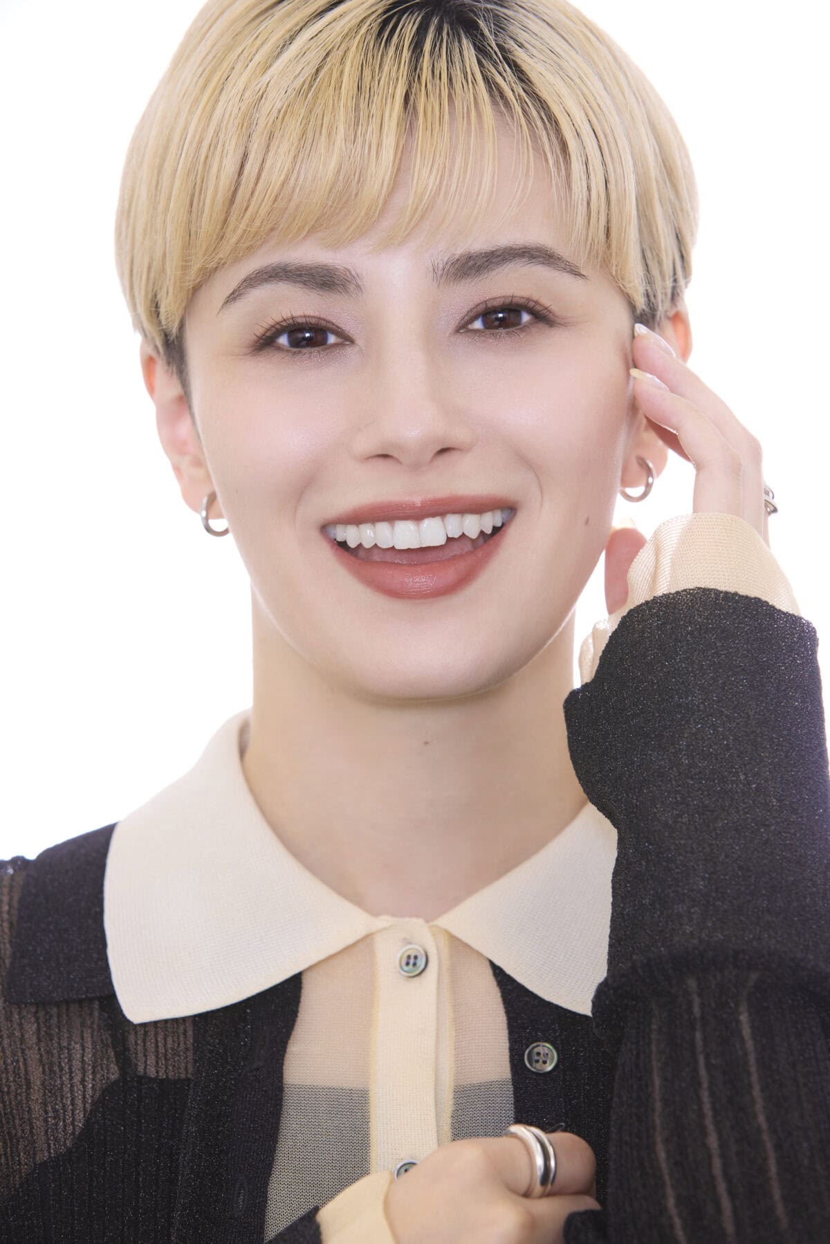 Prime Videoで独占配信中の『ラブ トランジット』シーズン3でスタジオMCを務めるホラン千秋さん