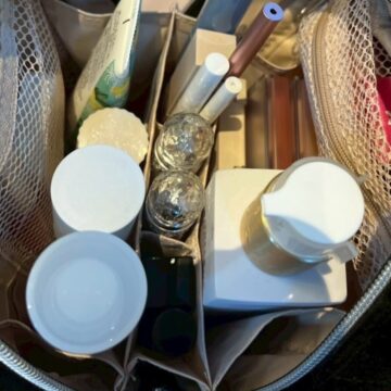 ハローキティ × ブリルミー　中身が見えて時短がかなうズボラに優しいコスメポーチ VELOUR BLACK ver.