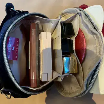 ハローキティ×ブリルミー　リップが縦に収納できるズボラに優しいミニコスメポーチ VELOUR HELLO KITTY ver.