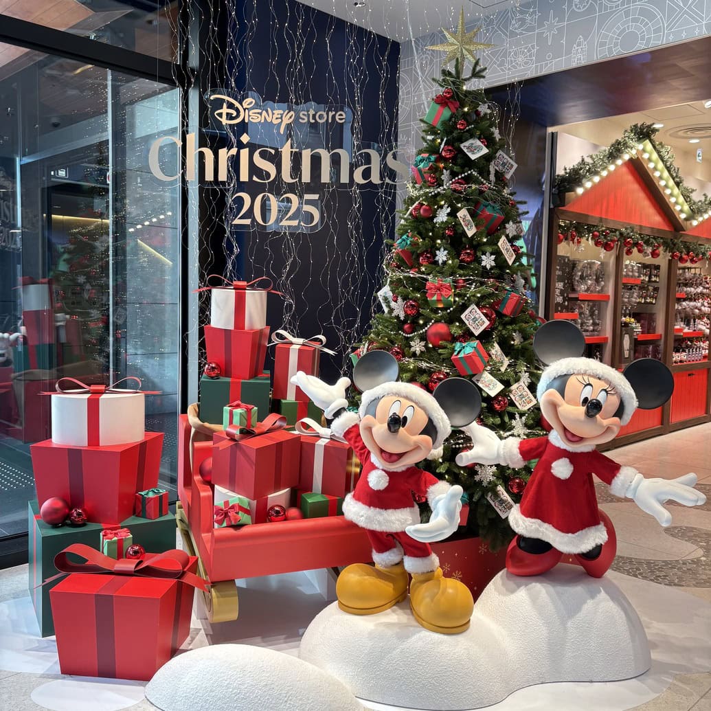【ディズニーストア】クリスマス目前♡ ホリデーシーズンを彩る新作グッズ＆フォトスポットなどを総チェック！