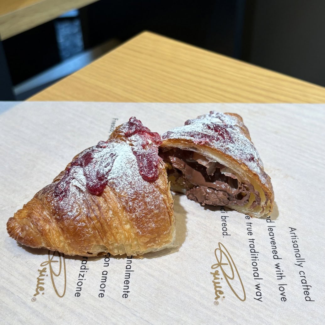 コルネッティ ラズベリーチョコレート