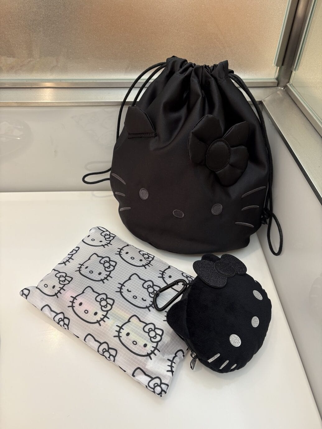 ハローキティ 光沢感がシックなフェイス巾着ポーチ