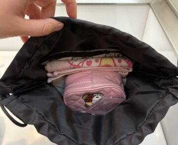 ハローキティ　光沢感がシックなフェイス巾着ポーチ