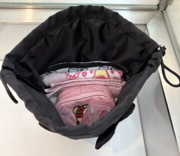 ハローキティ　光沢感がシックなフェイス巾着ポーチ