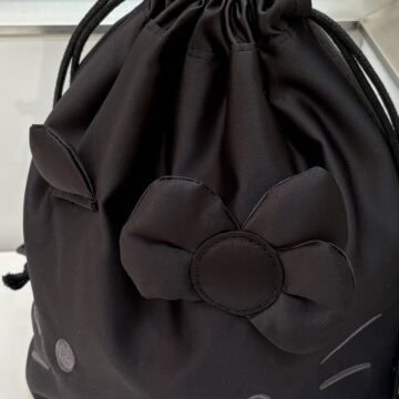 ハローキティ　光沢感がシックなフェイス巾着ポーチ