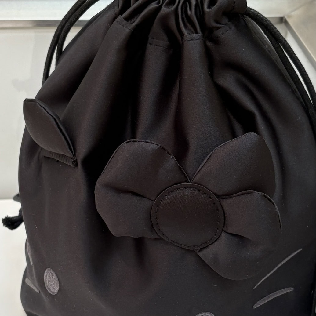 ハローキティ 光沢感がシックなフェイス巾着ポーチ