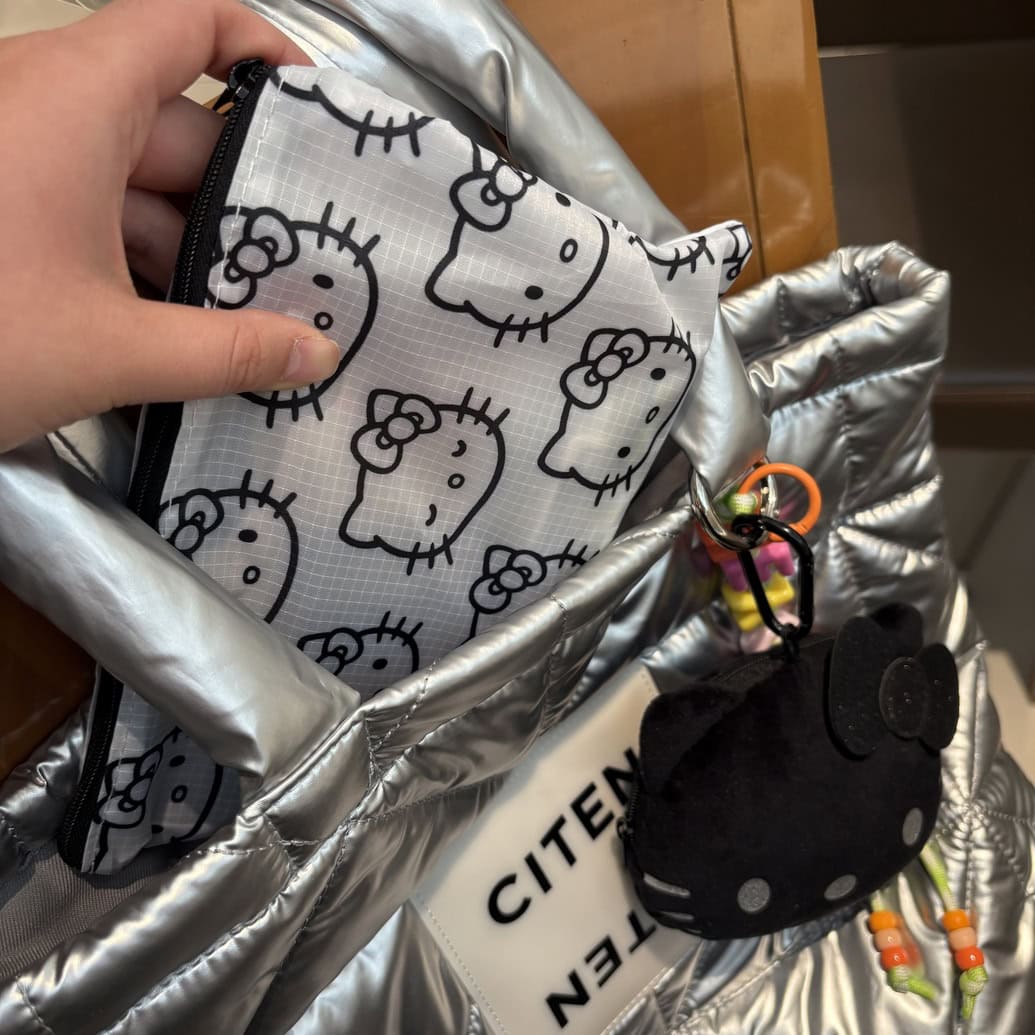 ハローキティ　ふわふわフェイスポーチ、総柄リップストップポーチ