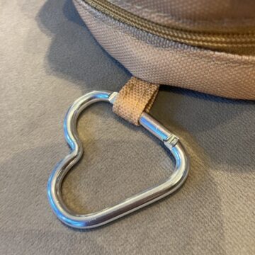 冬でも日焼け♡ ひょう柄リボンのハローキティ ポーチチャーム