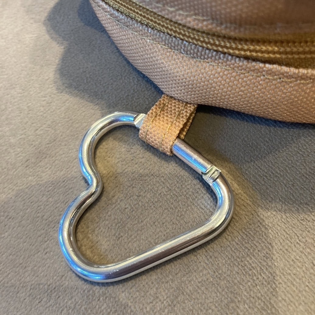 冬でも日焼け♡ ひょう柄リボンのハローキティ ポーチチャーム