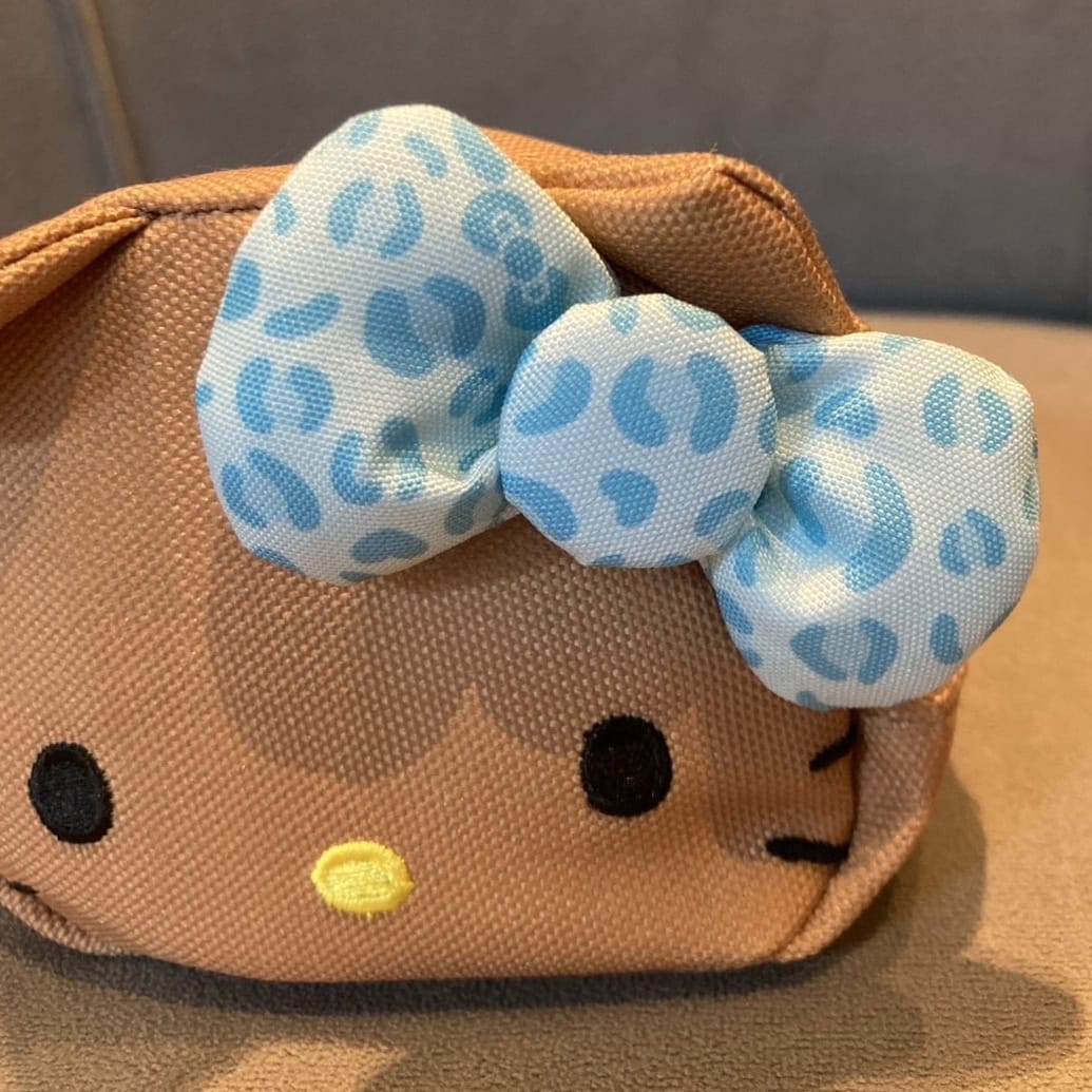 冬でも日焼け♡ ひょう柄リボンのハローキティ ポーチチャーム