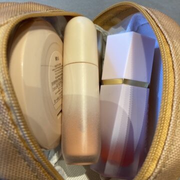 冬でも日焼け♡ ひょう柄リボンのハローキティ ポーチチャーム