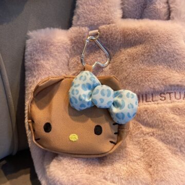冬でも日焼け♡ ひょう柄リボンのハローキティ ポーチチャーム