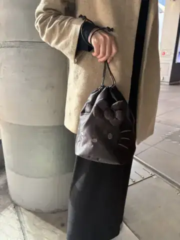 ハローキティ　光沢感がシックなフェイス巾着ポーチ