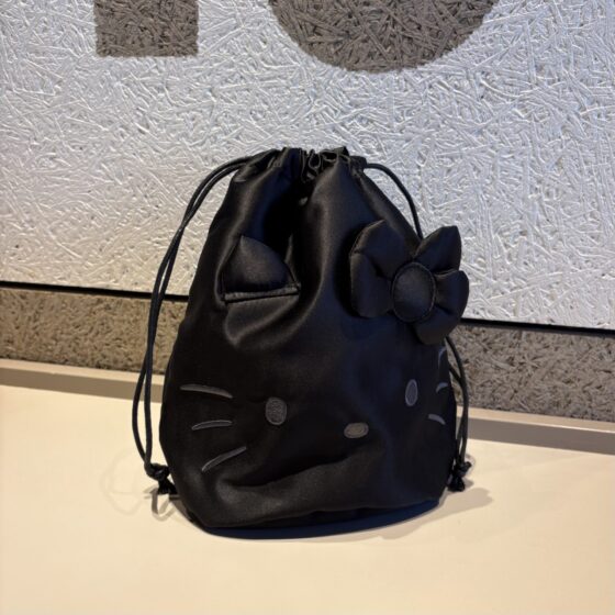 【付録レビュー】バッグとしても使える！「ハローキティ」の巾着ポーチが大人可愛い＆超優秀だった♡【オトナミューズ1月号増刊】