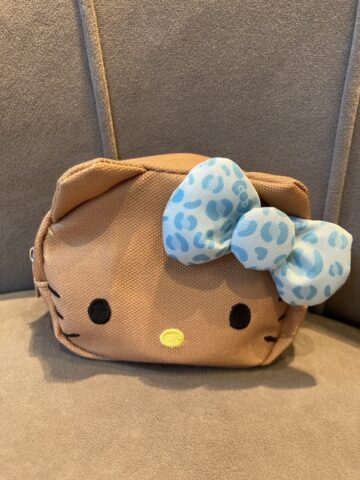 冬でも日焼け♡ ひょう柄リボンのハローキティ ポーチチャーム