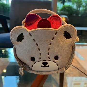 ハローキティ × ブリルミー　リップが縦に収納できるズボラに優しいミニコスメポーチ VELOUR TINY CHUM ver.