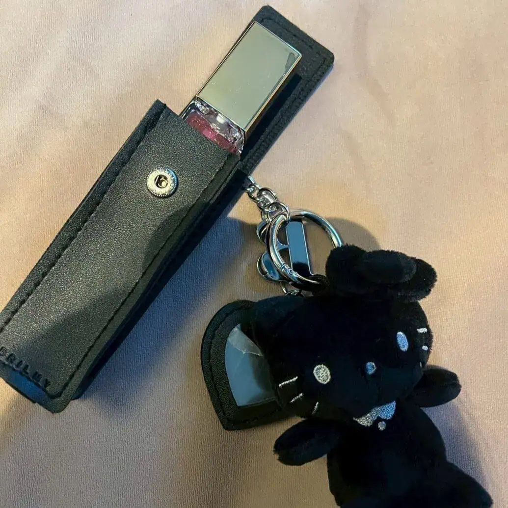 ハローキティ × ブリルミー　いつでもササッとお直しできるズボラに優しいミラー付きリップチャーム BLACK ver.