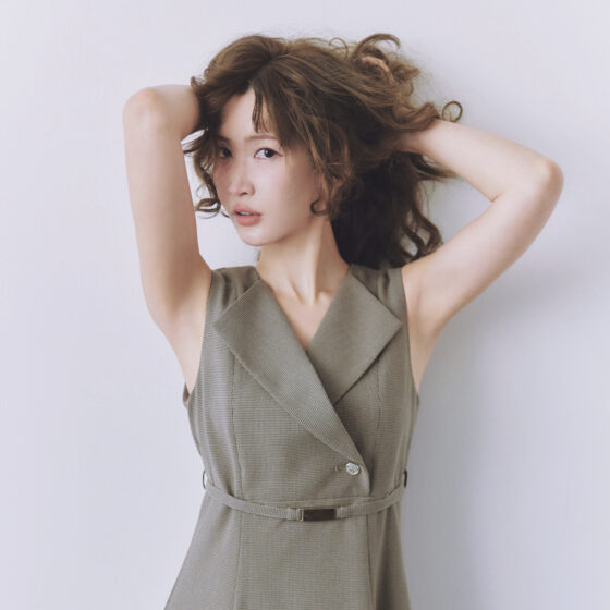 【ジル バイ ジルスチュアート】紗栄子が纏う。甘すぎない「大人レディ」な最新LOOK4選