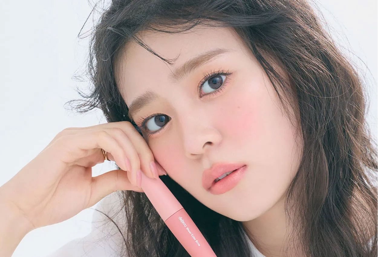 【超ときめき♡宣伝部・坂井仁香もメロメロ！】 塗った感のない水彩仕上げで究極ナチュラル眉！ デジャヴュから「シアーカラーブロウ」が誕生