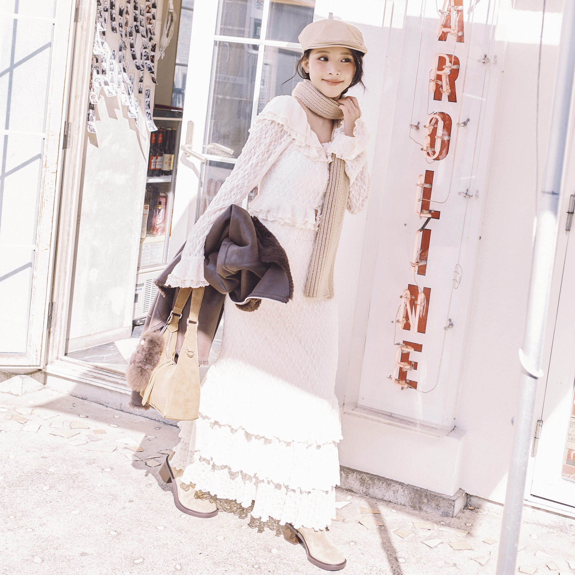 今欲しいのは春まで使える万能トップス♡ 大人可愛い「レースブラウス」でおでかけコーデ2選