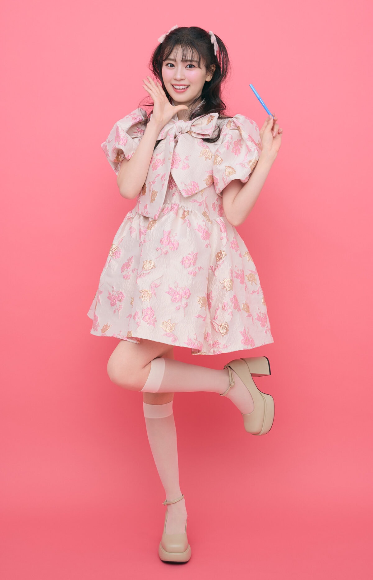 坂井仁香(超ときめき♡宣伝部)がアイライナーを手にポーズをとるビューティビジュアル