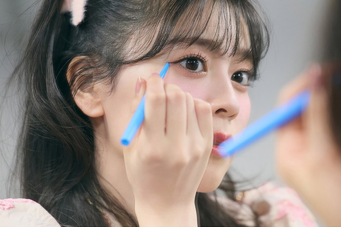  超ときめき♡宣伝部・坂井仁香がアイライナー「デジャヴュ 極細クリームペンシル」でアイラインを描く画像