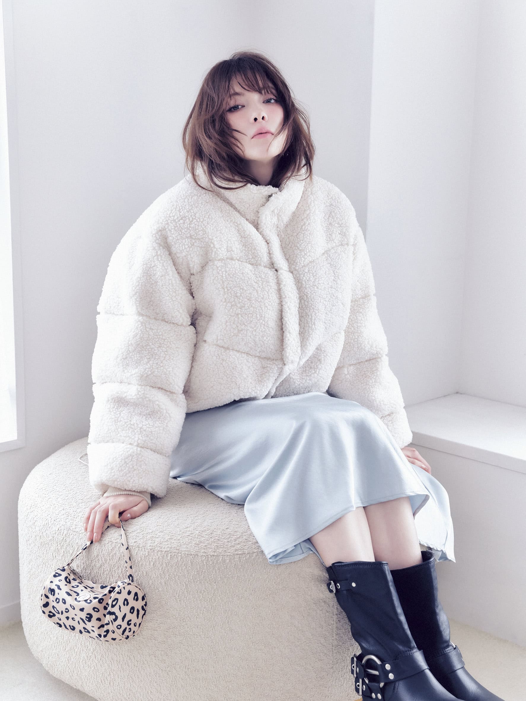 ボアダウン×サテンスカートの2025冬アウターコーデ