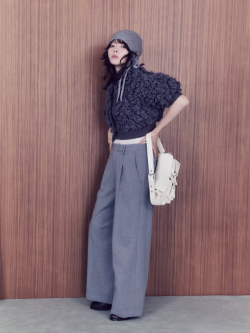 メンズライクな「スラックス」はニット合わせが正解!洗練された大人のパンツスタイル3選